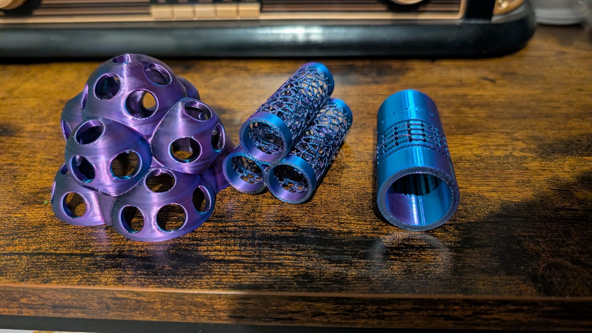 Blau-violette 3D-gedruckte Aquariendekoration mit Höhlen, Röhren und verschiedenen Öffnungen