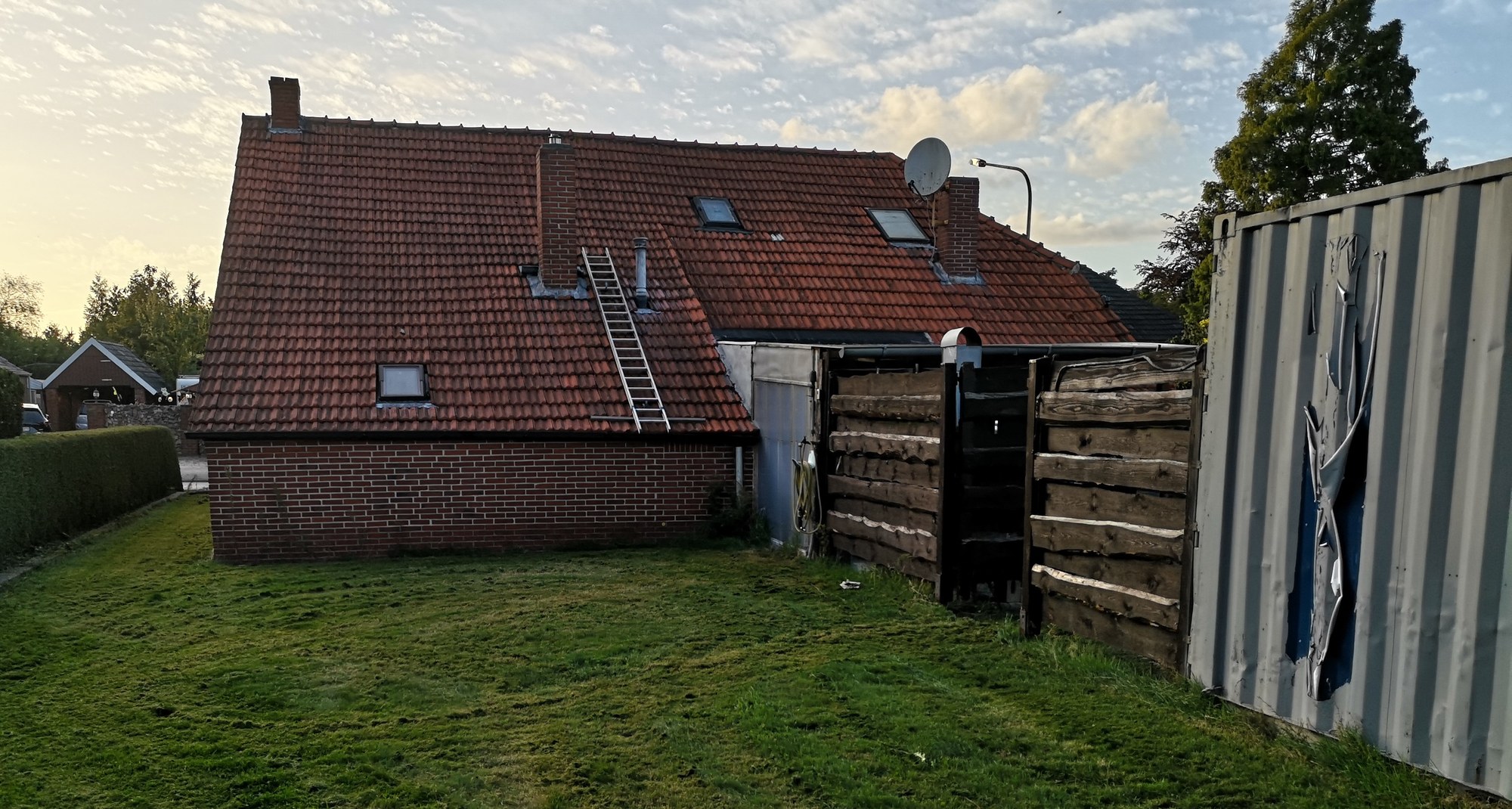 Gartenseite vor der Dachsanierung