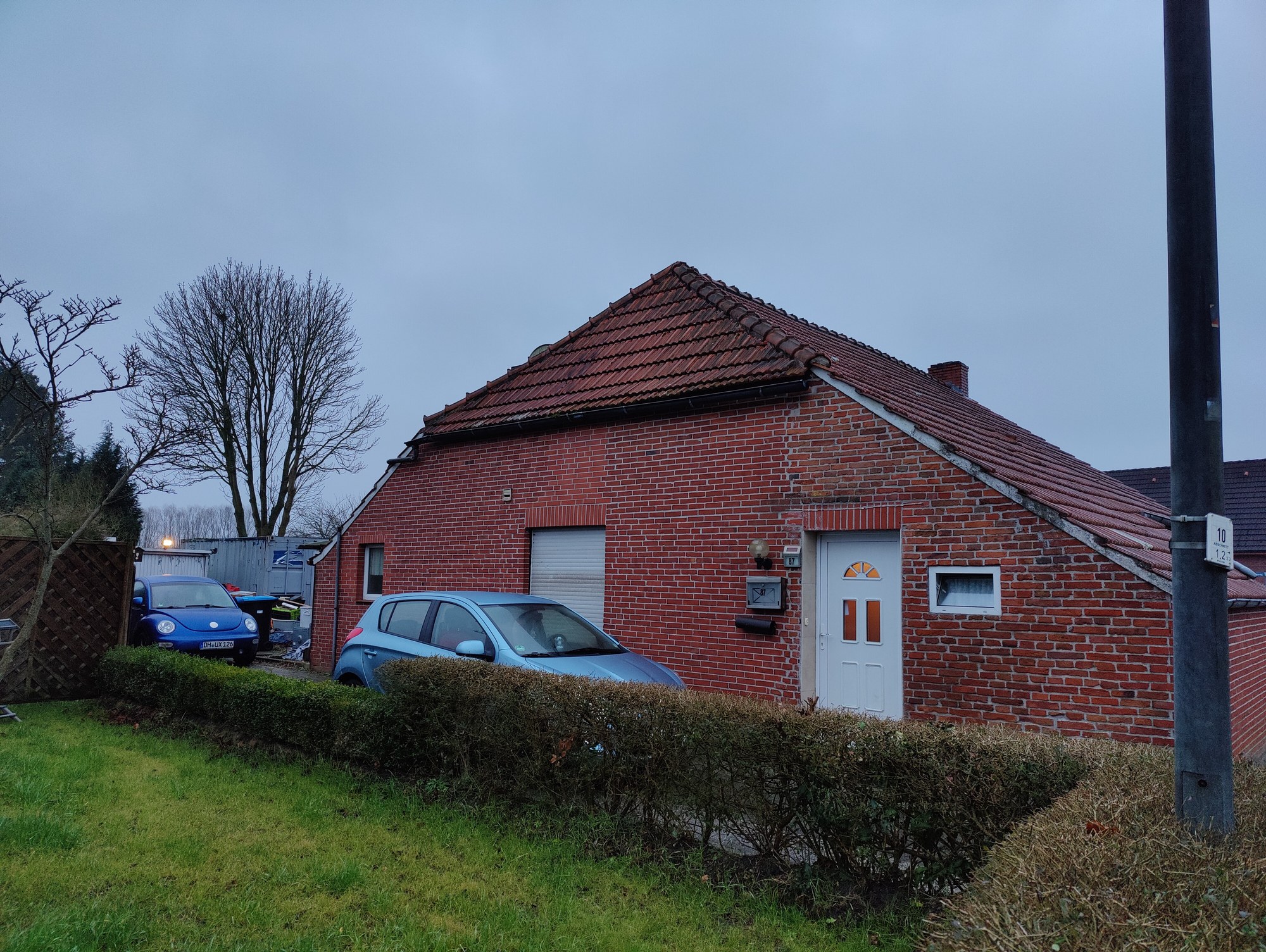 Eingangsseite vor der Dachsanierung
