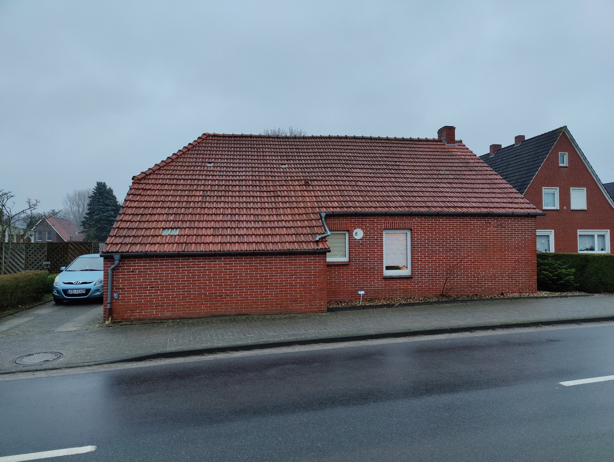 Straßenseite vor der Dachsanierung
