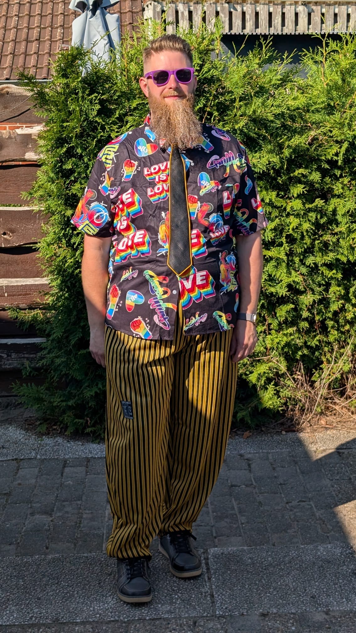 Thomas Lübben im farbenfrohen 80er- und 90er-Jahre-Partyoutfit