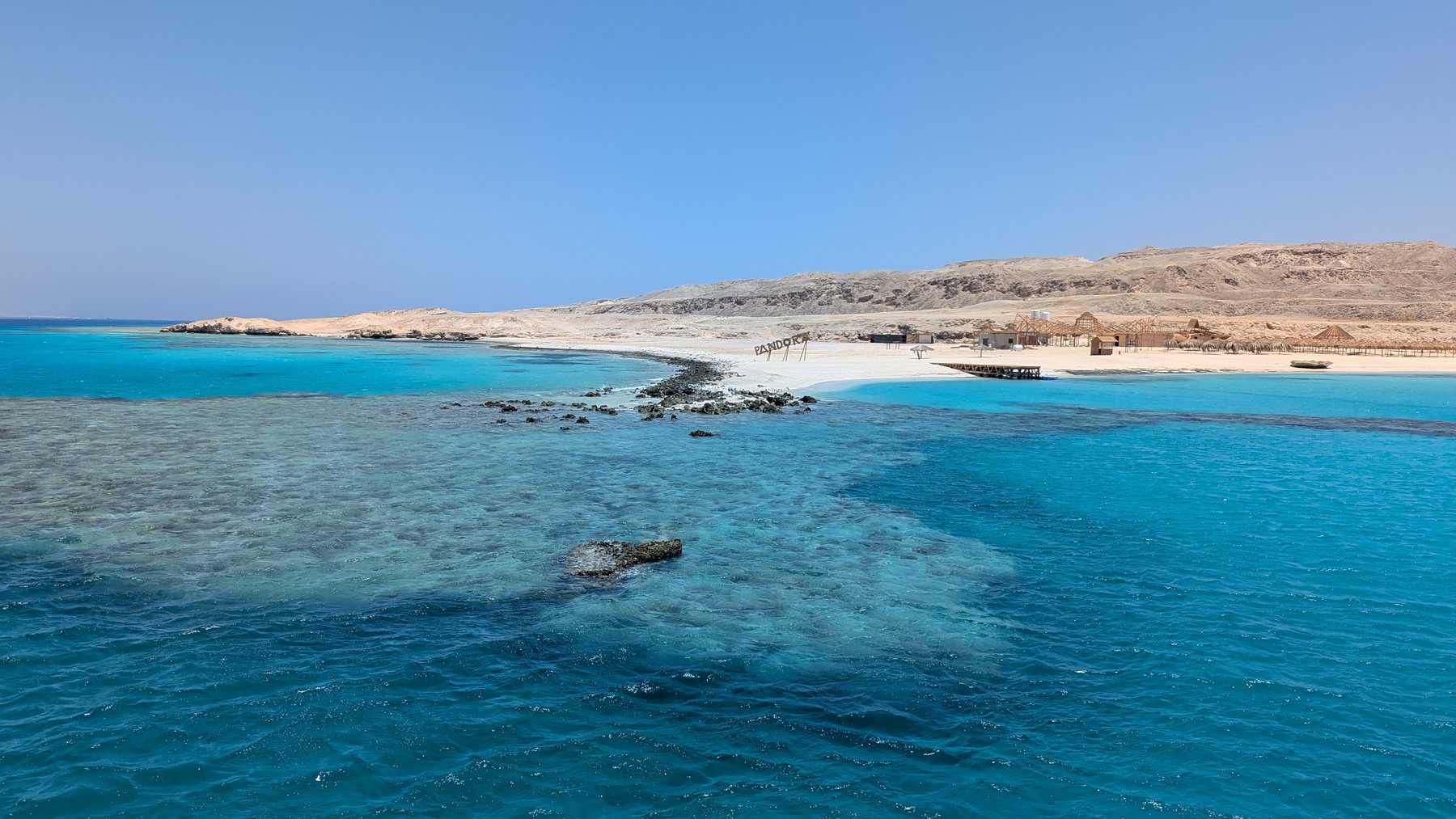 Klares Wasser vor der Küste