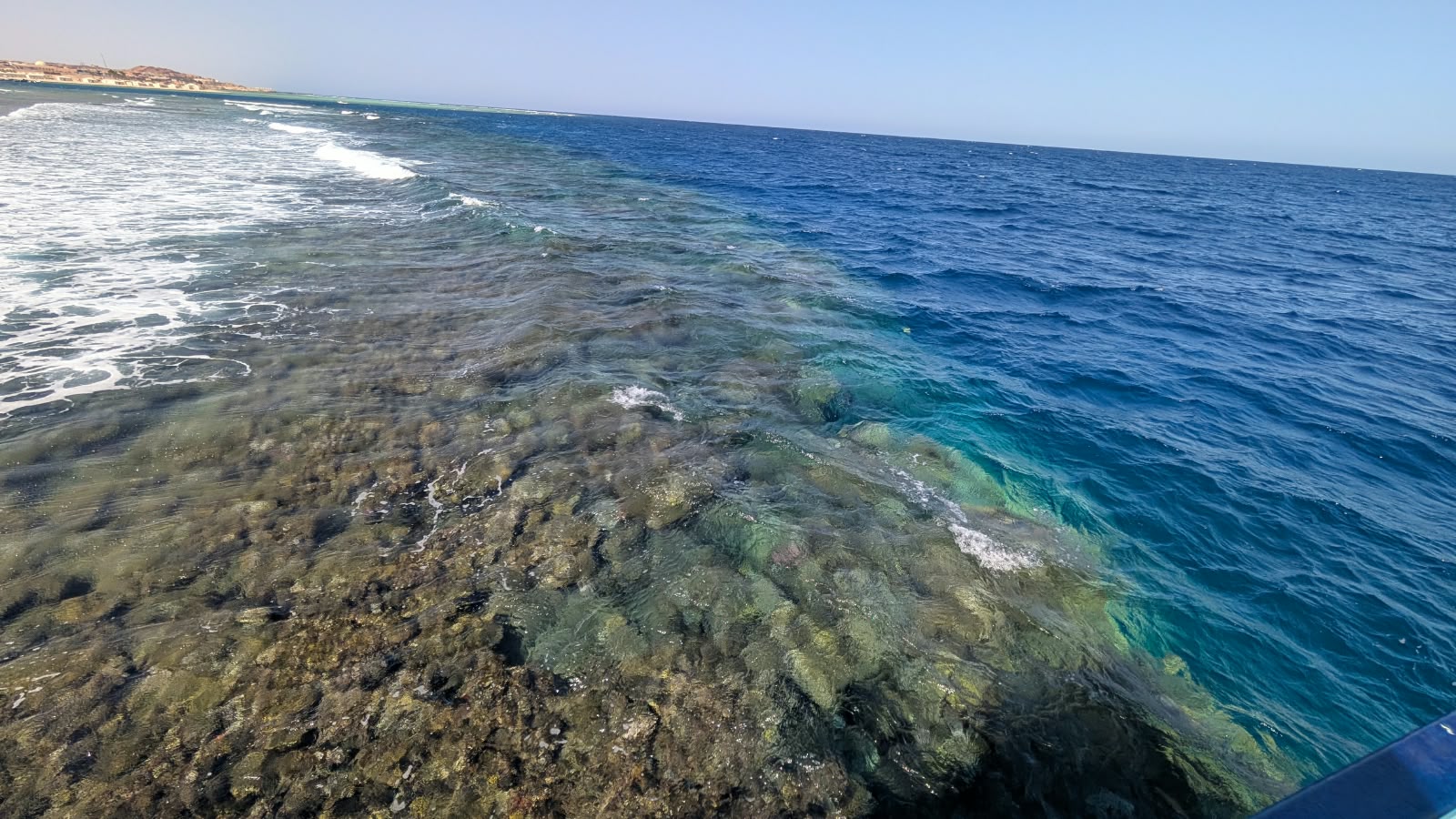 Rotes Meer mit sichtbarem Riff