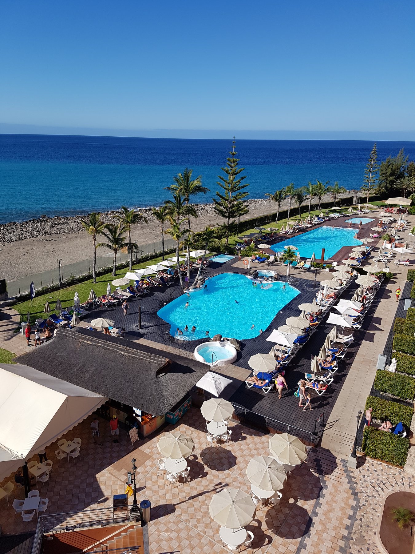 Blick über Pool und Atlantik