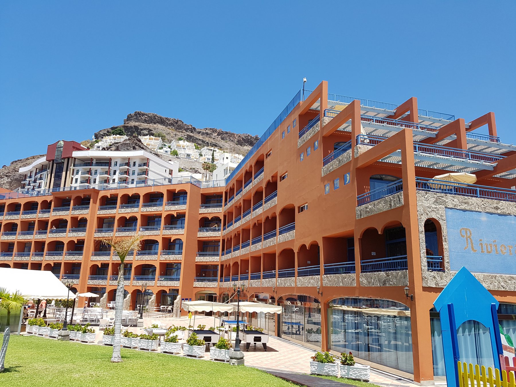 Hotelanlage unter blauem Himmel