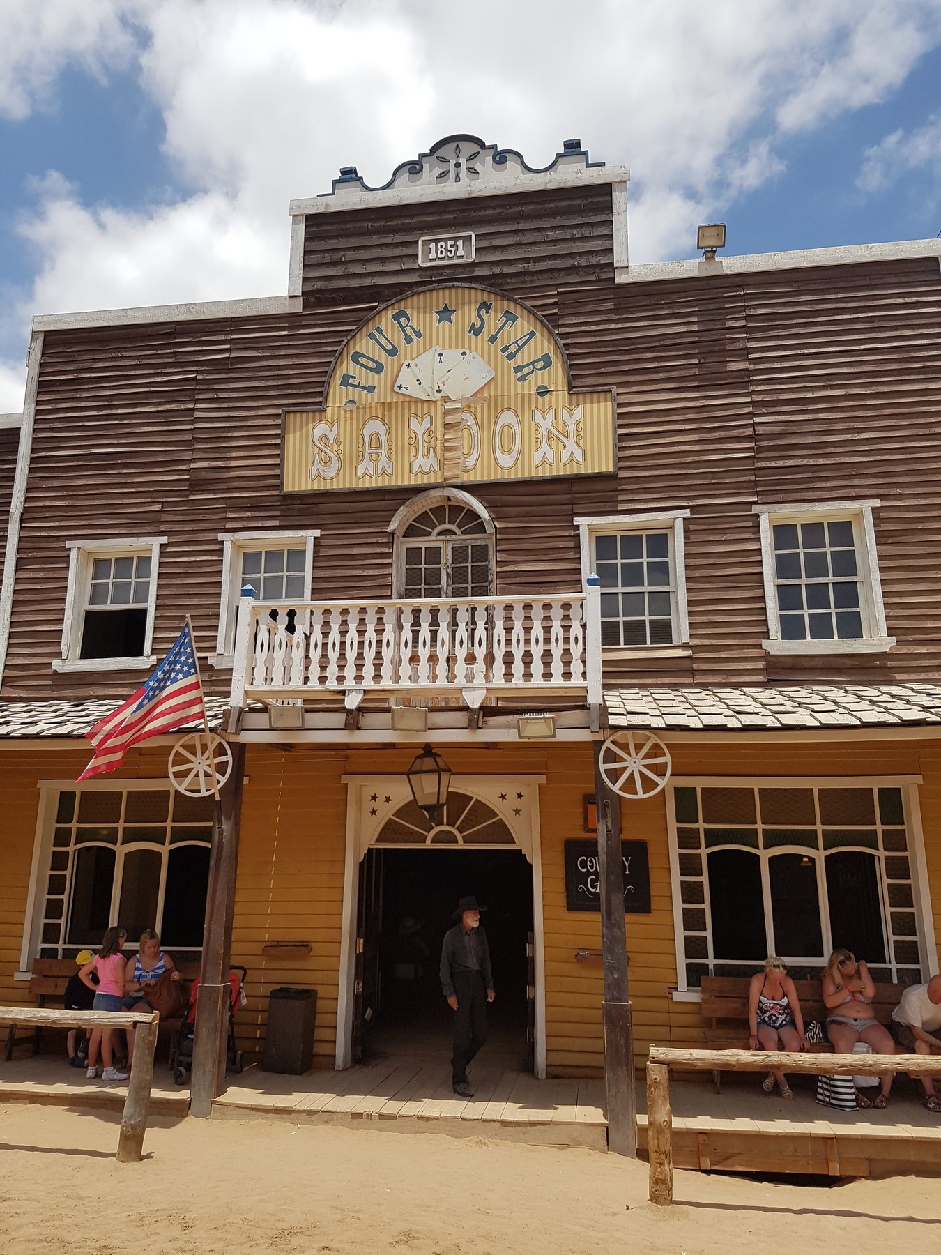 Saloon in der Westernkulisse