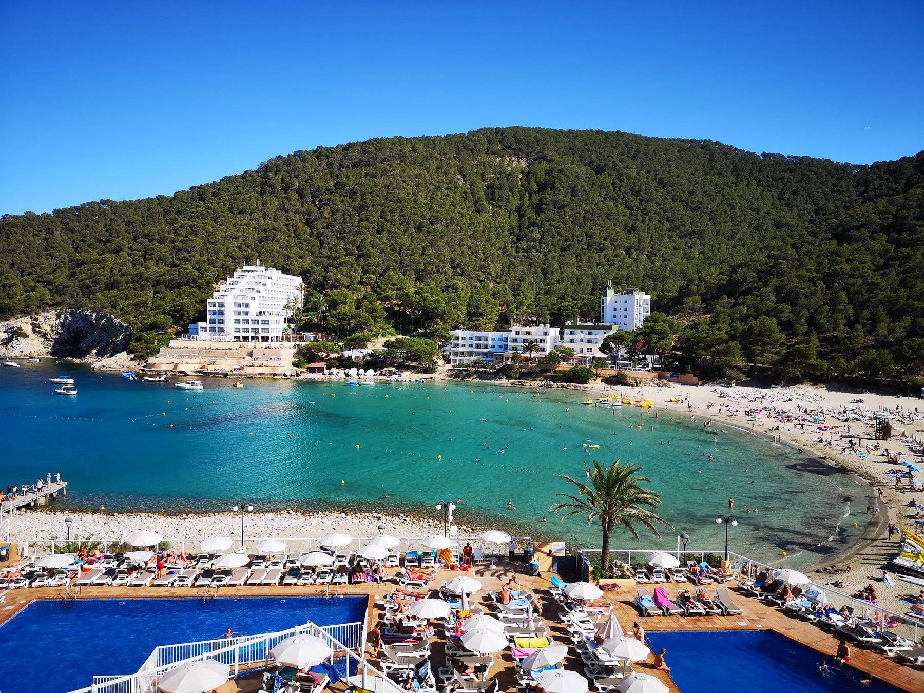Bucht mit Hotel und Strand