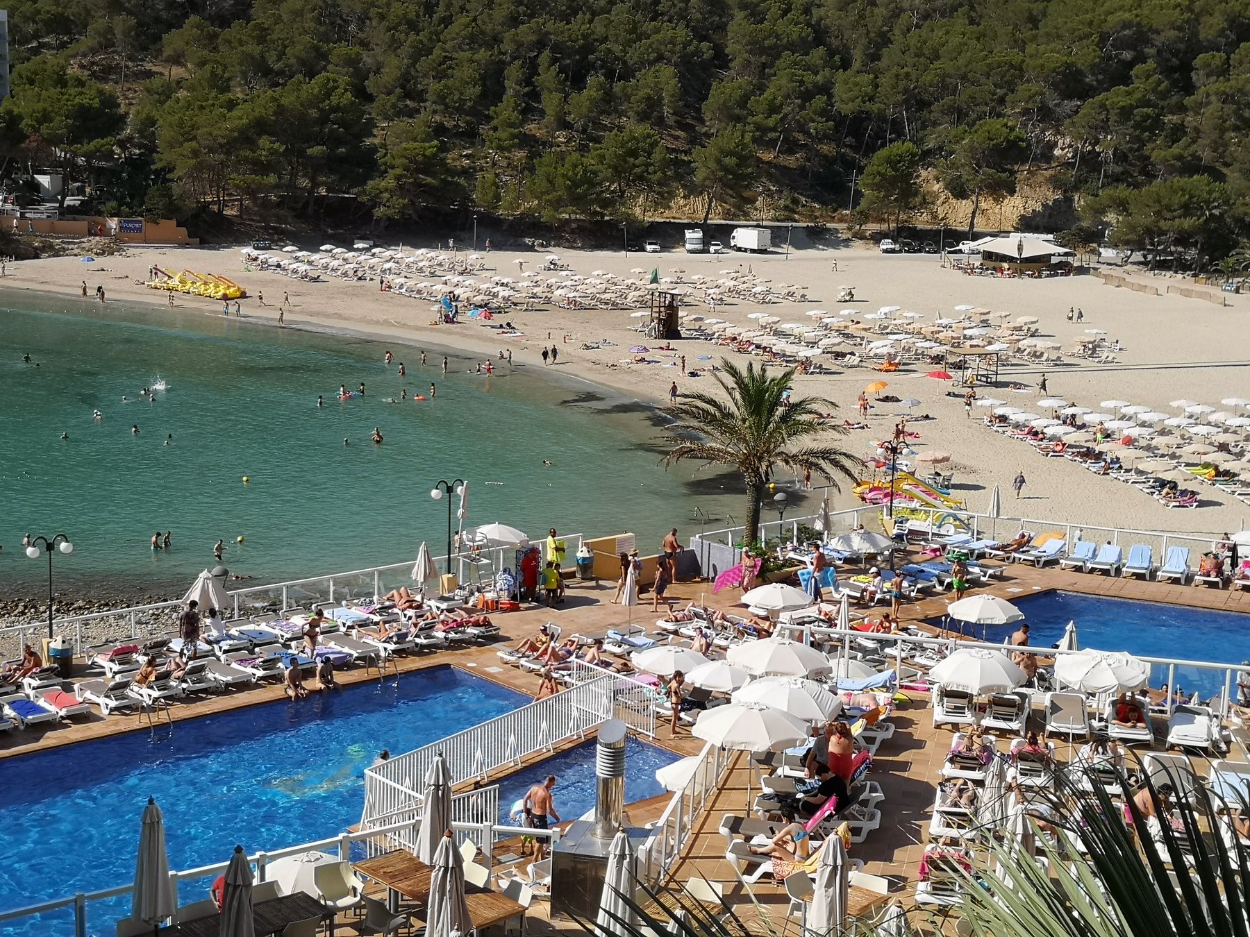 Blick auf Strand und Pool