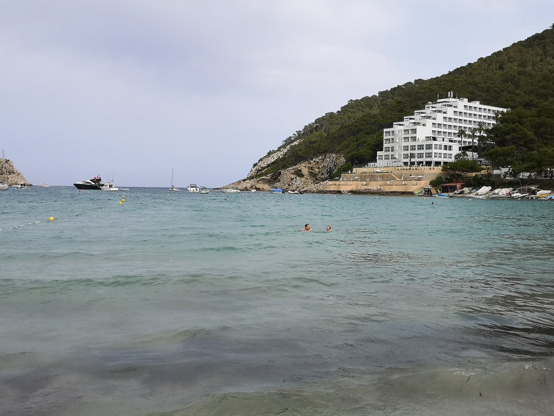 Ruhige Bucht am Meer