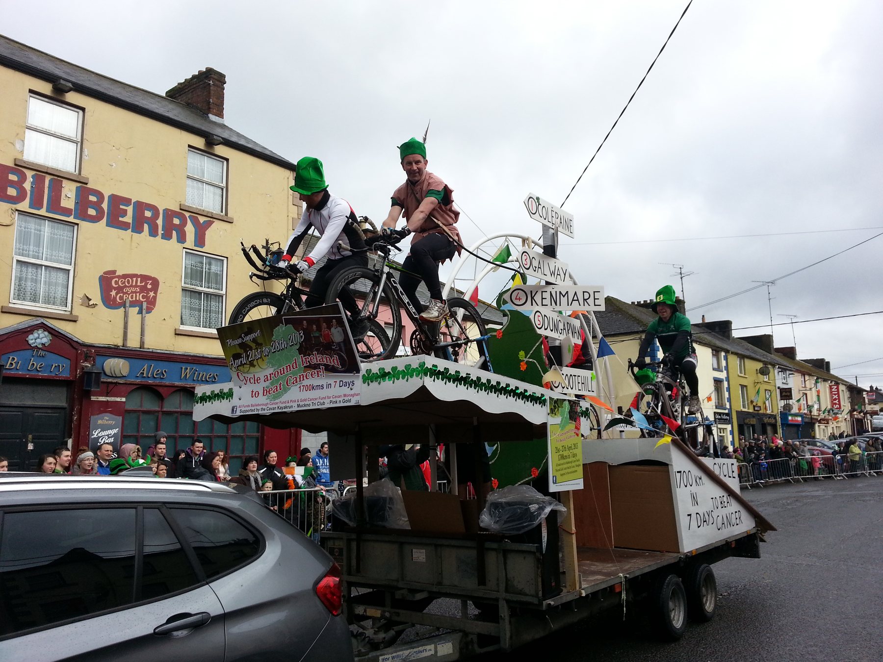 Geschmückter Wagen beim St. Patrick’s Day