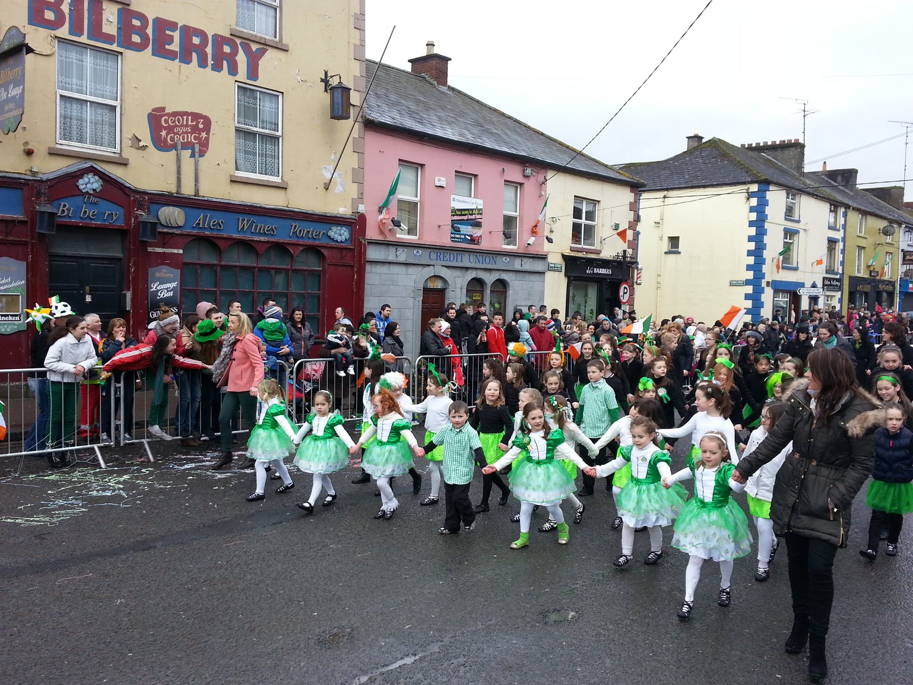 Grün gekleidete Gruppe beim St. Patrick’s Day