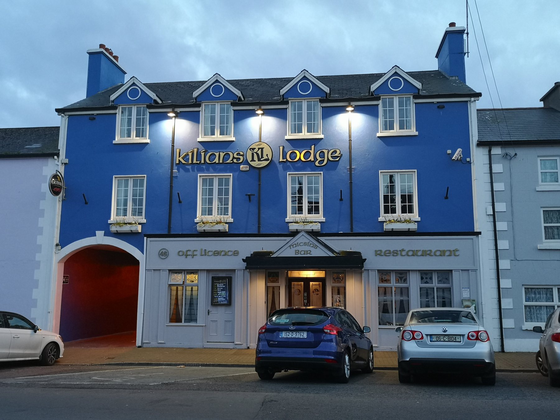 Blaues Haus in einem irischen Ort