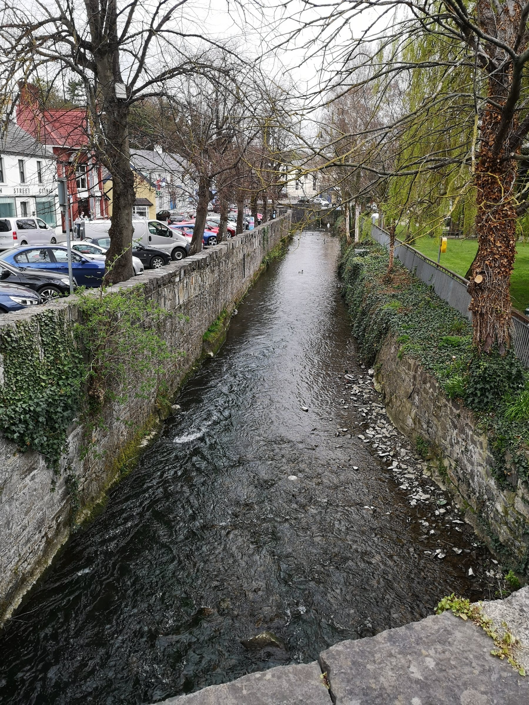 Weg an einem kleinen Wasserlauf