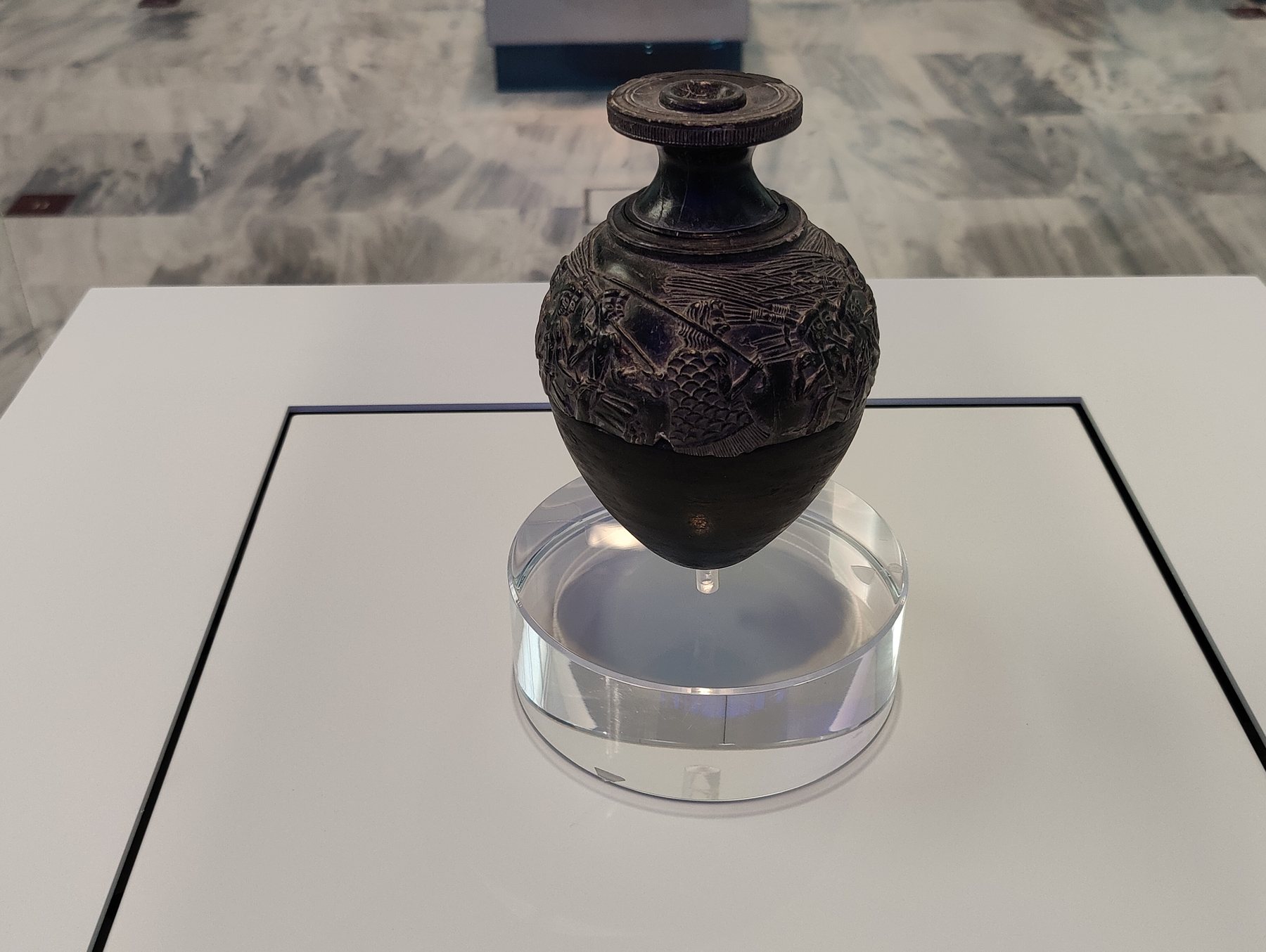 Dunkles Gefäß in der Vitrine