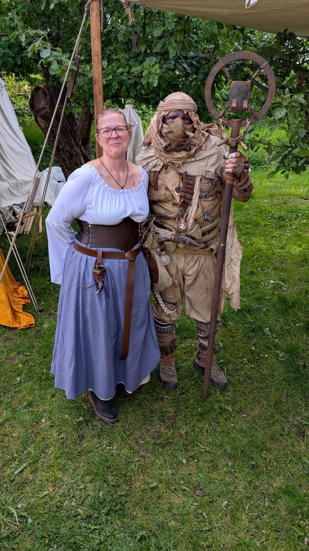 Fantasyfigur im Grünen