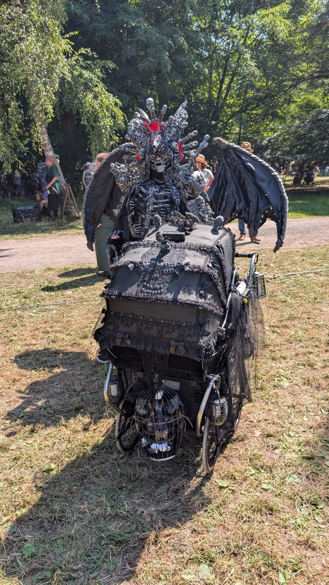 Schwarz gekleidete Fantasyfiguren