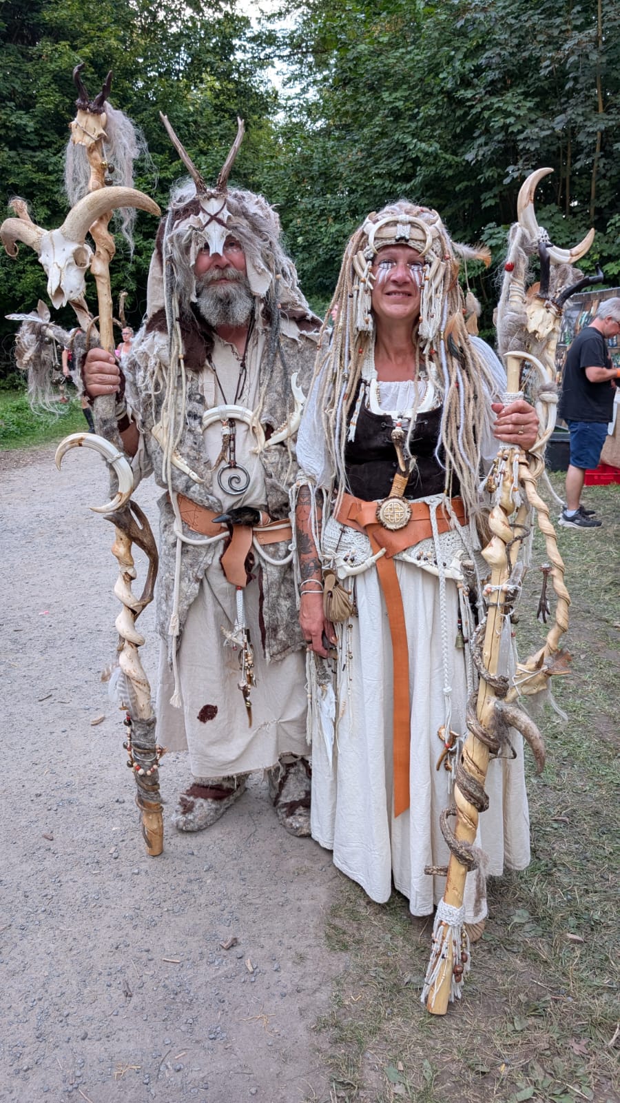 Fantasyfigur in roter Rüstung