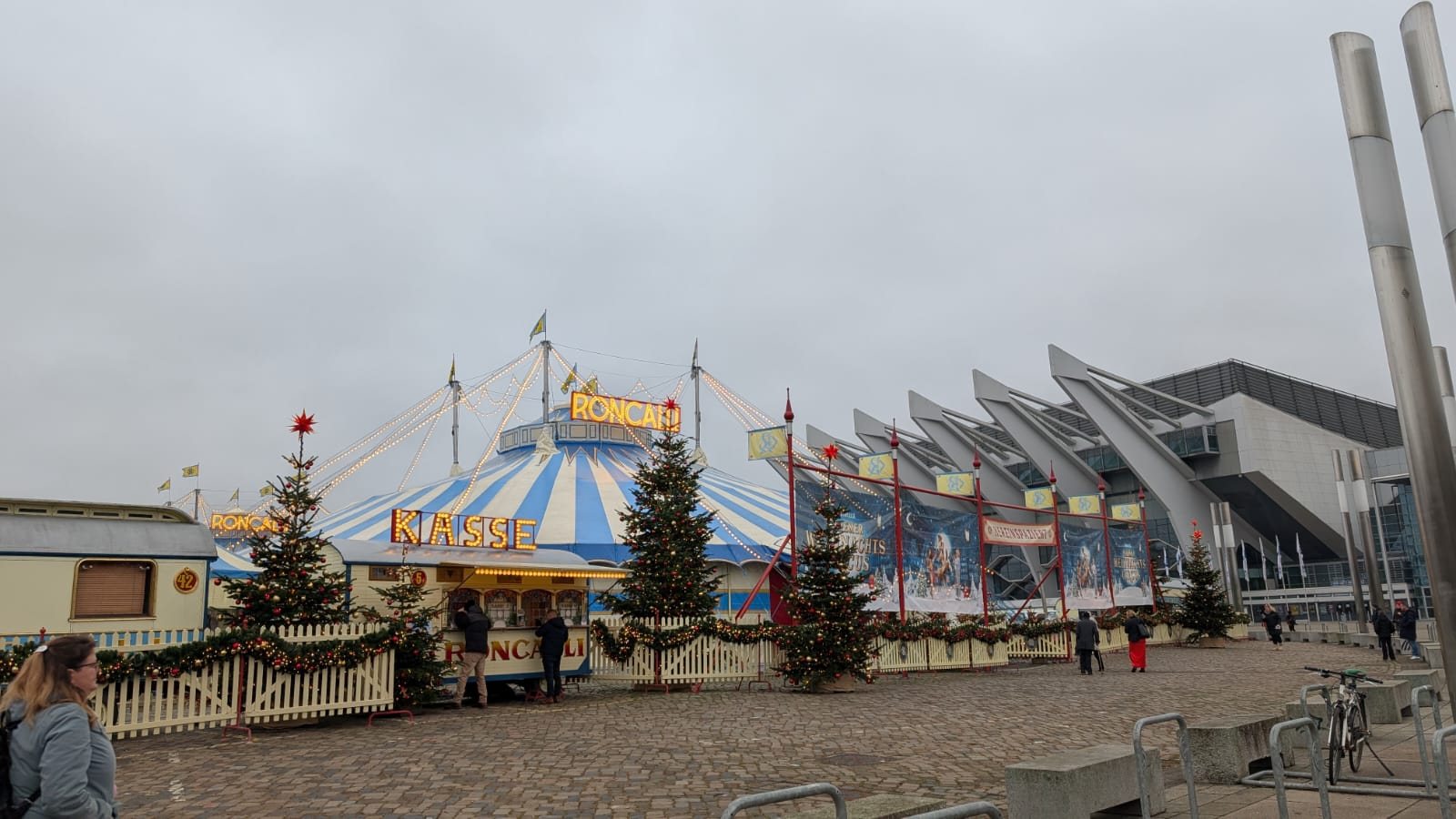 Roncalli vor der Messe Bremen
