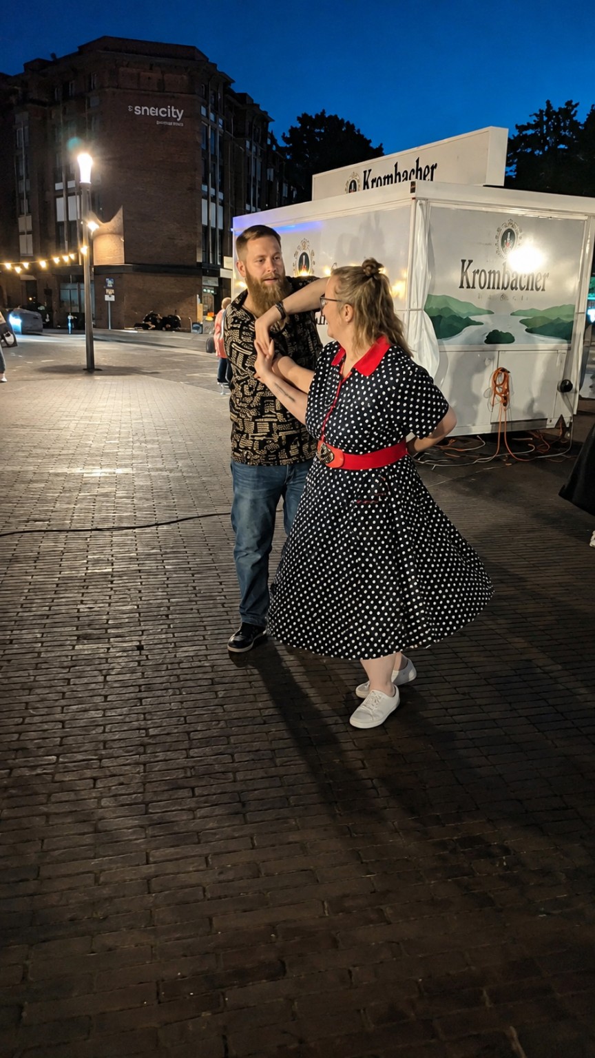 Thomas und Sanni in einer Tanzfigur unter freiem Himmel